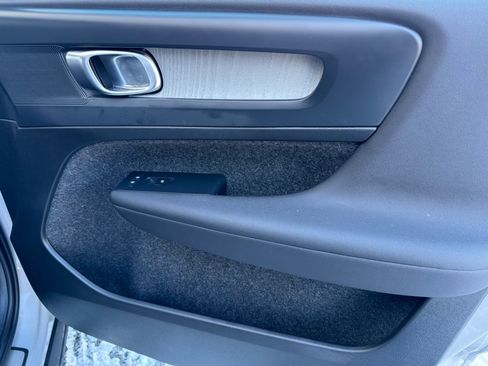 Used 2024 Volvo XC40 B5 Plus image 12