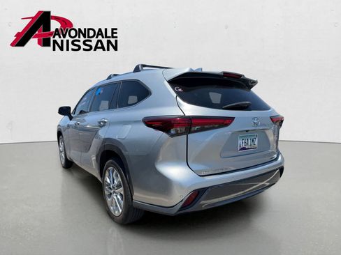Used 2020 Toyota Highlander Limited FWD image 3
