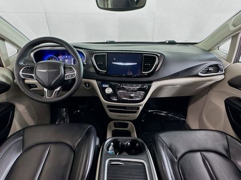Used 2023 Chrysler Pacifica Touring-L FWD image 29