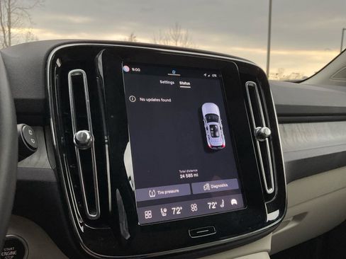 Certified 2024 Volvo XC40 B5 Plus w/ Climate Package image 27