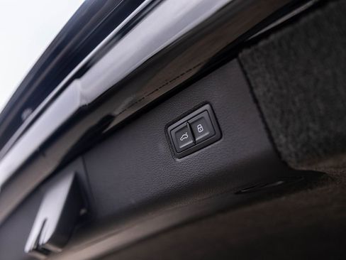 Used 2024 Bentley Bentayga AWD/4WD image 56