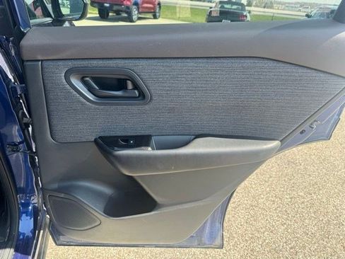 Used 2023 Nissan Rogue S image 31