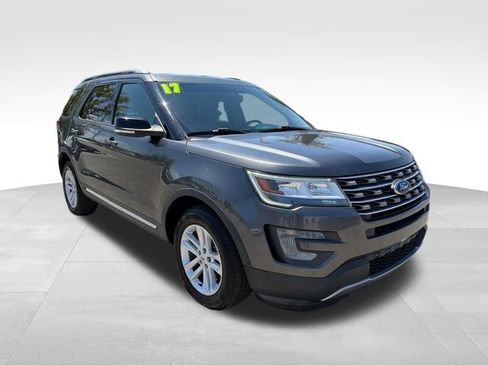 Used 2017 Ford Explorer XLT w/ Equipment Group 202A FWD image 1