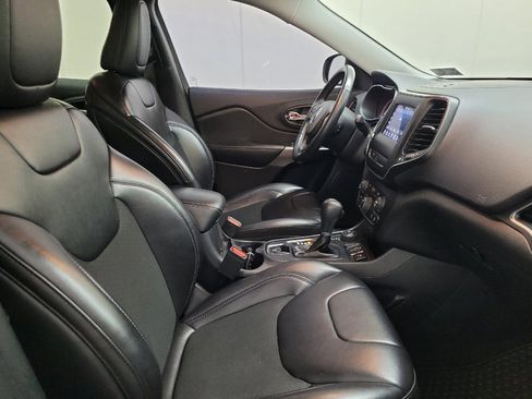 Used 2019 Jeep Cherokee Latitude Plus w/ Cold Weather Group AWD/4WD image 21