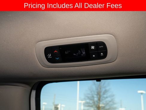 Used 2024 Chrysler Pacifica Touring-L FWD image 9