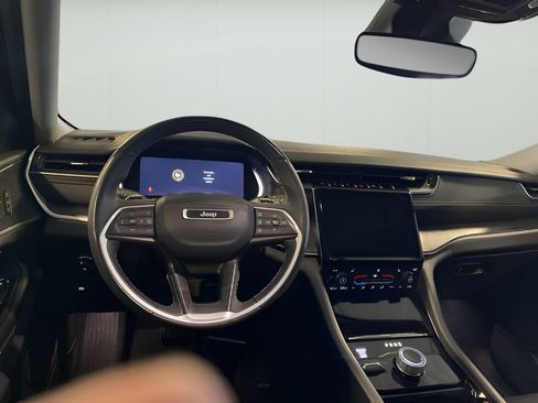 Used 2023 Jeep Grand Cherokee Limited image 9