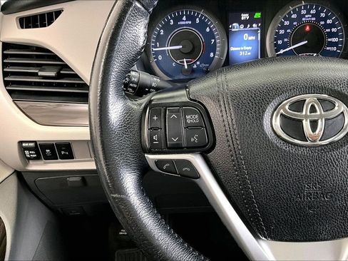 Used 2019 Toyota Sienna XLE w/ XLE Navigation Package FWD image 20