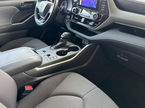 Used 2025 Toyota Highlander LE FWD image 31