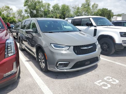 Used 2022 Chrysler Pacifica Touring-L w/ Uconnect Theater Family Group FWD image 3