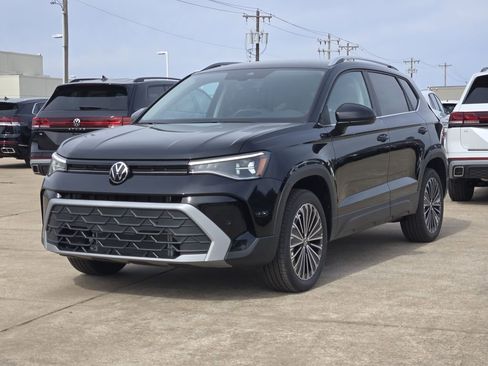 New 2026 Volkswagen Taos SE FWD image 2