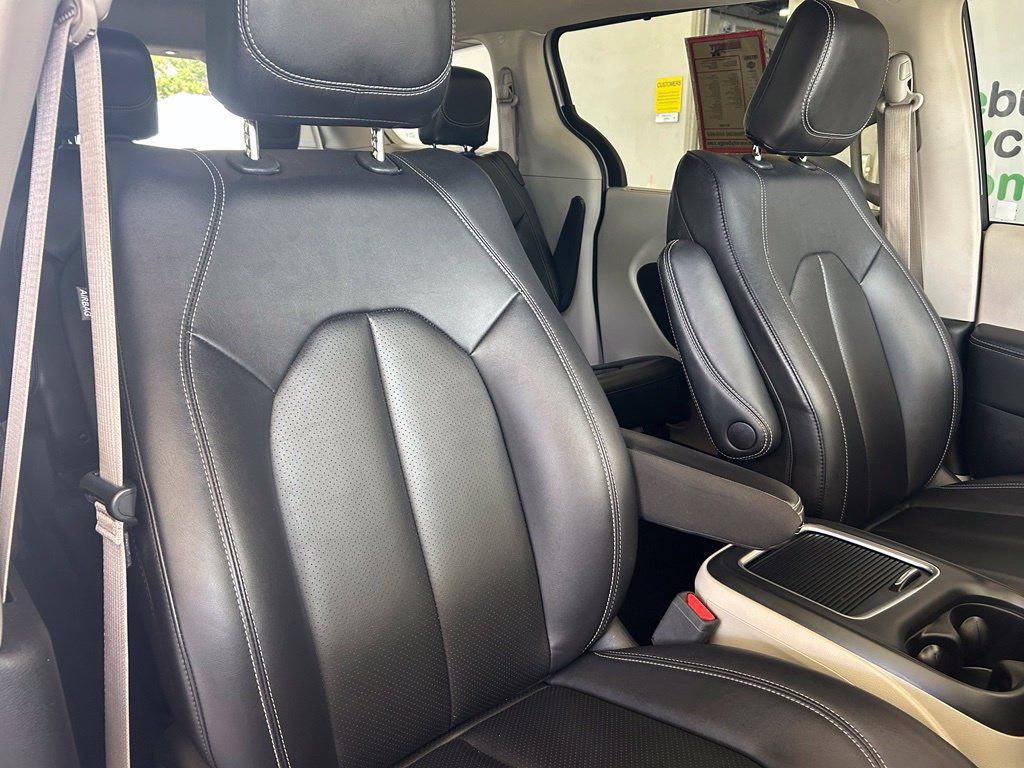Used 2024 Chrysler Pacifica Touring-L FWD image 21