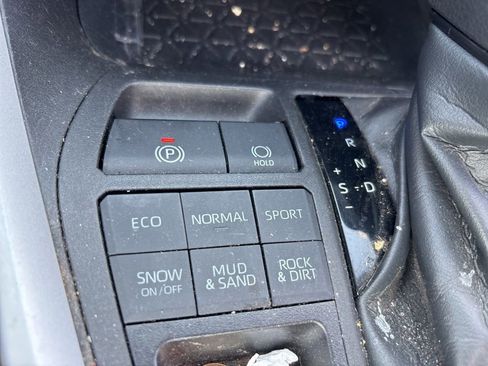 Used 2022 Toyota RAV4 LE w/ Carpet Mat Package (TMS) AWD/4WD image 19