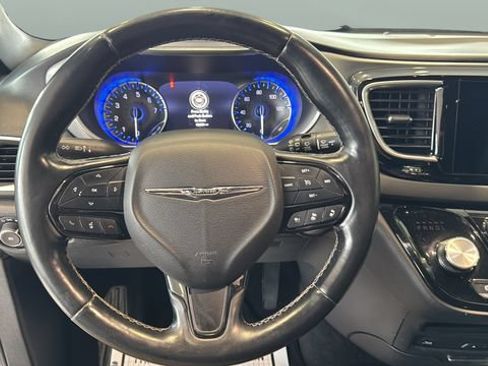 Used 2018 Chrysler Pacifica Touring-L Plus w/ Advanced Safetytec Group FWD image 11