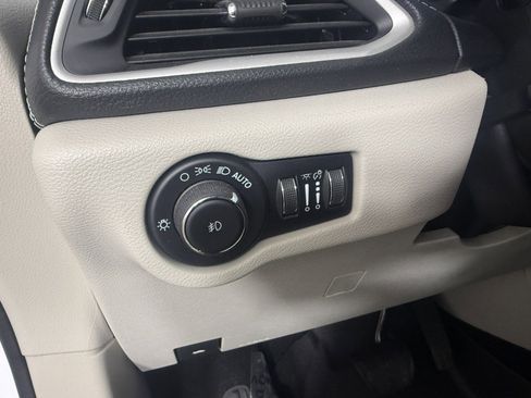 Used 2023 Chrysler Pacifica Touring-L image 24