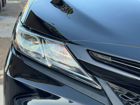 Used 2020 Toyota Camry SE w/ Convenience Package FWD image 5