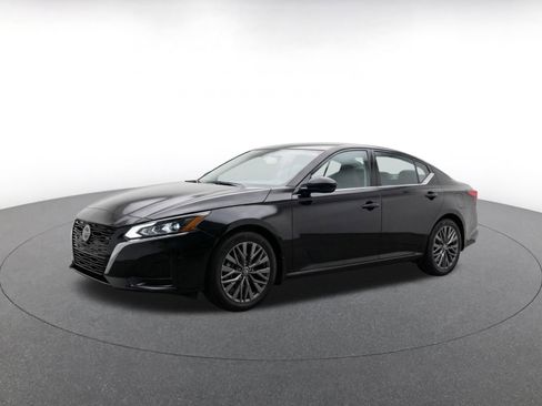 Used 2025 Nissan Altima 2.5 SV FWD image 3