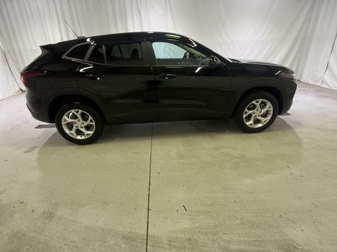 Used 2025 Chevrolet Trax LS w/ LS Convenience Package FWD image 5