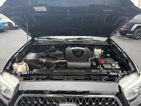Used 2019 Toyota Tacoma TRD Off-Road w/ TRD Premium Off Road Package AWD/4WD image 17