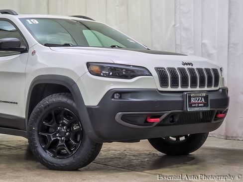 Used 2019 Jeep Cherokee Trailhawk AWD/4WD image 2