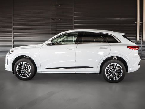 Certified 2025 Audi Q5 Premium w/ Convenience Package AWD/4WD image 15