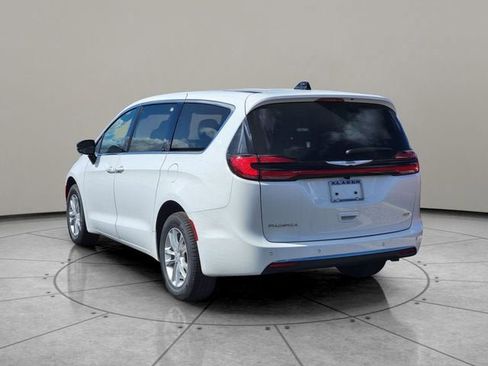 New 2026 Chrysler Pacifica Select AWD/4WD image 10