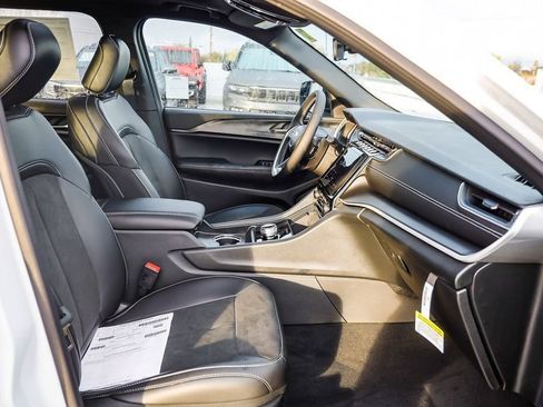 New 2025 Jeep Grand Cherokee L Altitude image 18