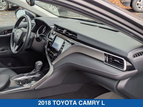 Used 2018 Toyota Camry SE w/ Moonroof Package image 34