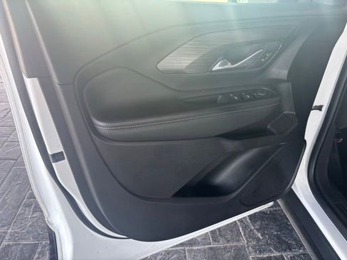Used 2024 GMC Terrain SLE w/ Driver Convenience Package FWD image 9