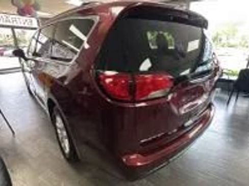 Used 2020 Chrysler Pacifica Touring-L FWD image 6