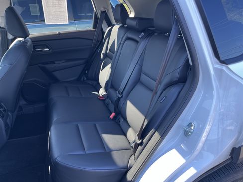 Used 2023 Nissan Rogue SV w/ SV Premium Package image 15