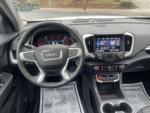 Used 2024 GMC Terrain SLT w/ Infotainment Package II image 17