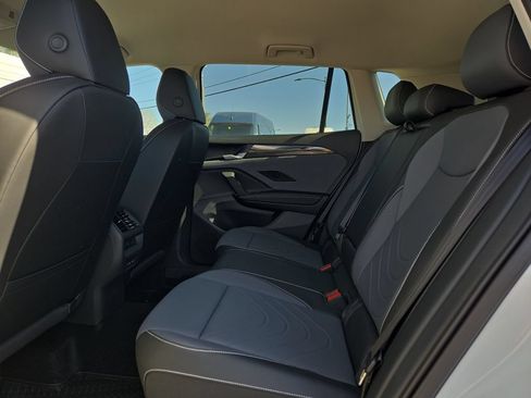 Certified 2025 Volkswagen Tiguan SE FWD image 16
