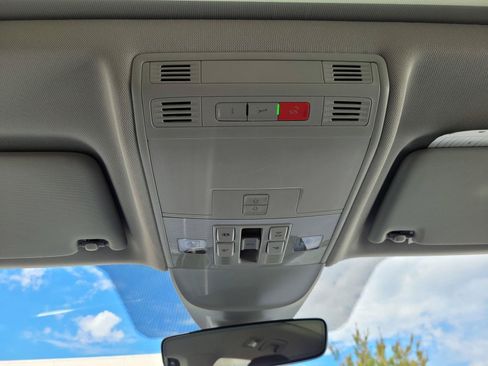 Certified 2025 Volkswagen Taos SE w/ Panoramic Sunroof Package AWD/4WD image 30
