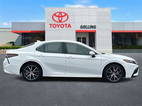 Used 2023 Toyota Camry SE image 6