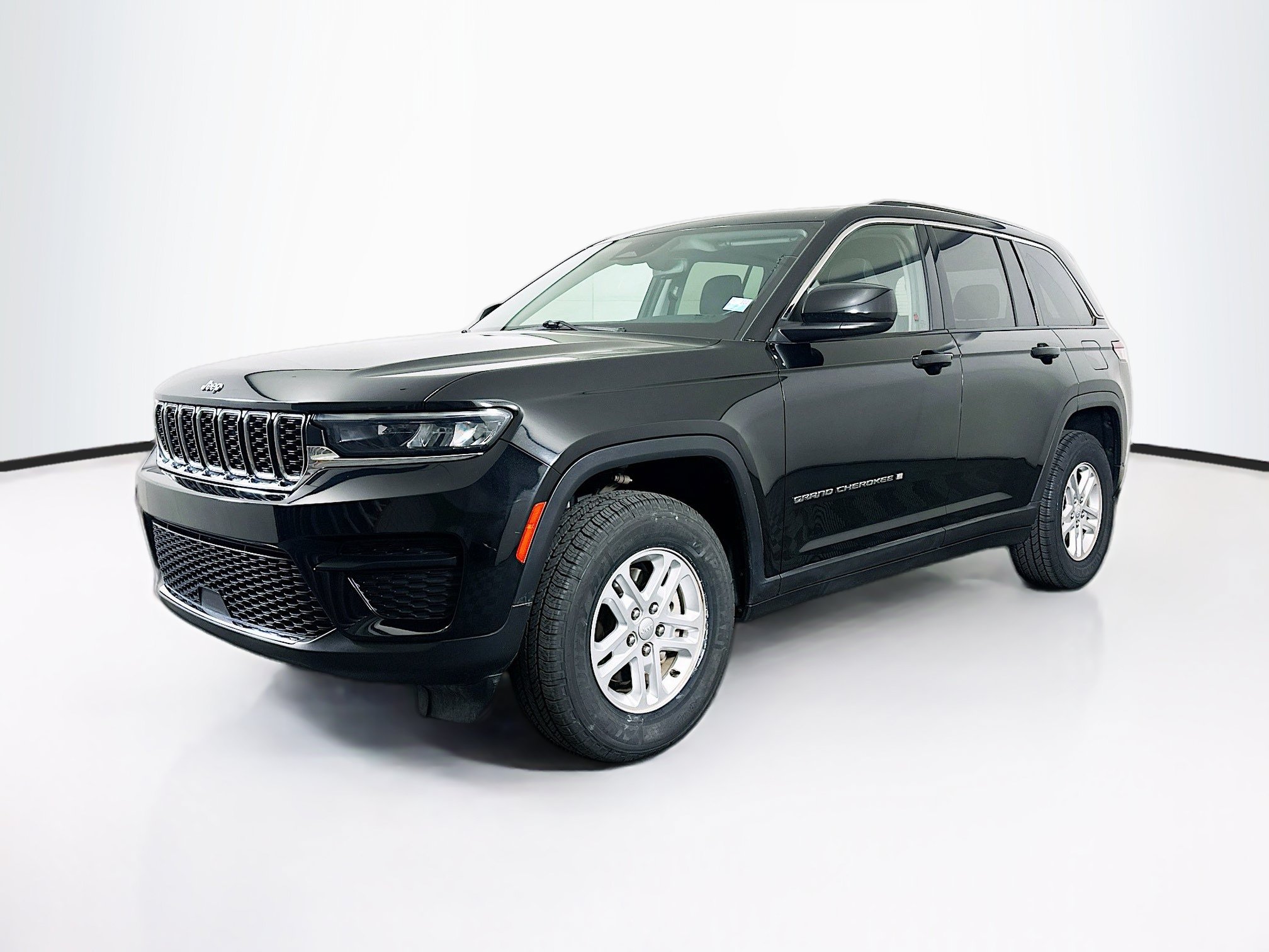 Used 2022 Jeep Grand Cherokee Laredo w/ Luxury Tech Group I AWD/4WD image 3