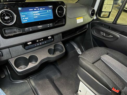 Used 2025 Mercedes-Benz Sprinter 2500 image 34