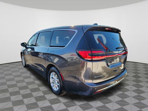 Used 2023 Chrysler Pacifica Touring-L image 3