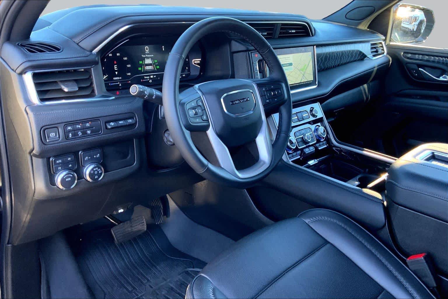 Used 2023 GMC Yukon XL Denali AWD/4WD image 17