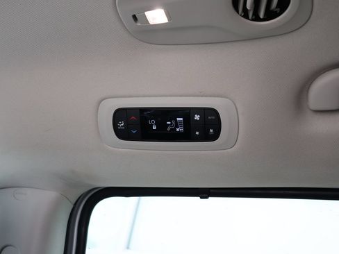 Used 2024 Chrysler Pacifica Touring-L FWD image 32