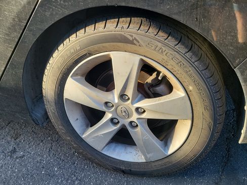 Used 2013 Hyundai Elantra GLS FWD image 5