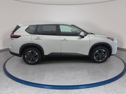 Certified 2024 Nissan Rogue SV AWD/4WD image 4