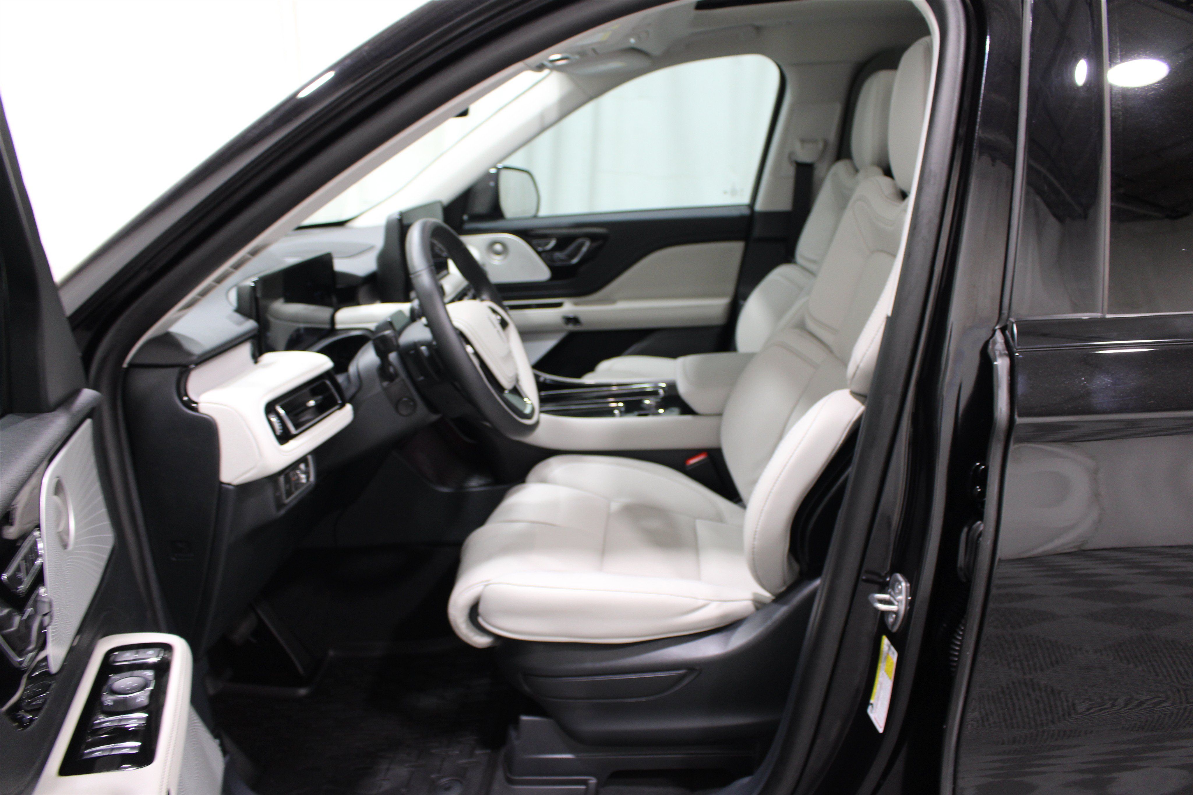 Certified 2026 Lincoln Aviator Reserve AWD/4WD image 3