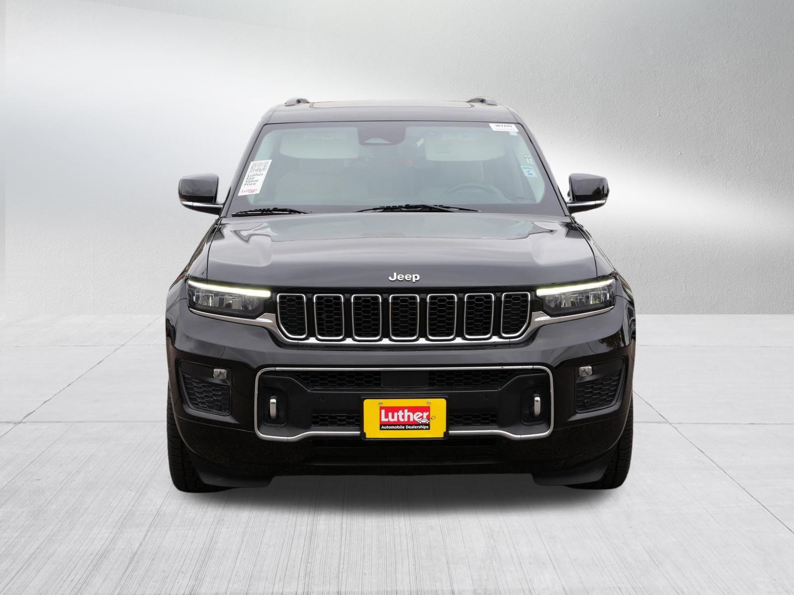 Used 2022 Jeep Grand Cherokee Overland w/ Luxury Tech Group IV AWD/4WD image 2