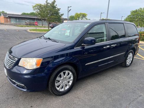 Used 2015 Chrysler Town & Country Touring w/ Driver Convenience Group FWD image 6