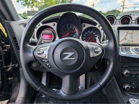 Used 2018 Nissan 370Z Touring RWD image 19