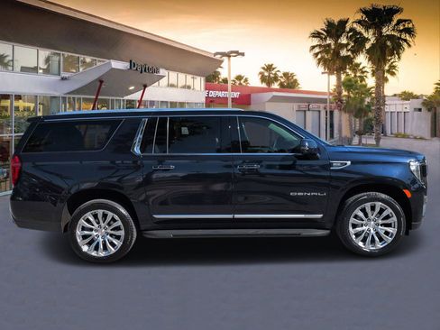 Used 2024 GMC Yukon XL Denali AWD/4WD image 2