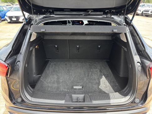 Used 2025 Chevrolet Trax LT FWD image 30