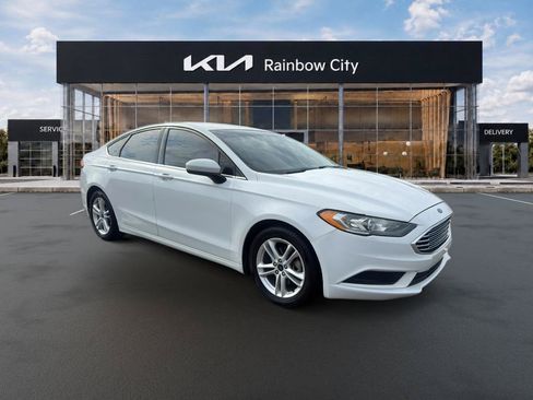 Used 2018 Ford Fusion SE w/ Fusion SE Technology Package FWD image 3