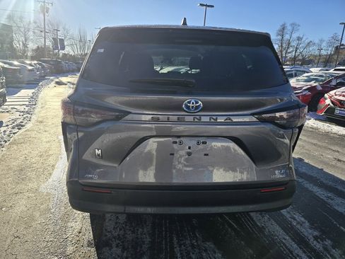 Used 2024 Toyota Sienna LE image 6