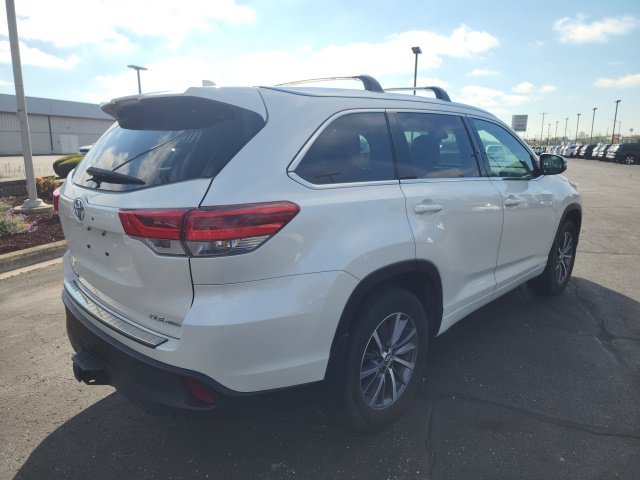 Used 2017 Toyota Highlander XLE AWD/4WD image 4